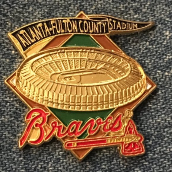 Atlanta Braves MLB Collector's Pin ~ Fulton County Stadium ~ Tomahawk ~ Baseball - Picture 1 of 3